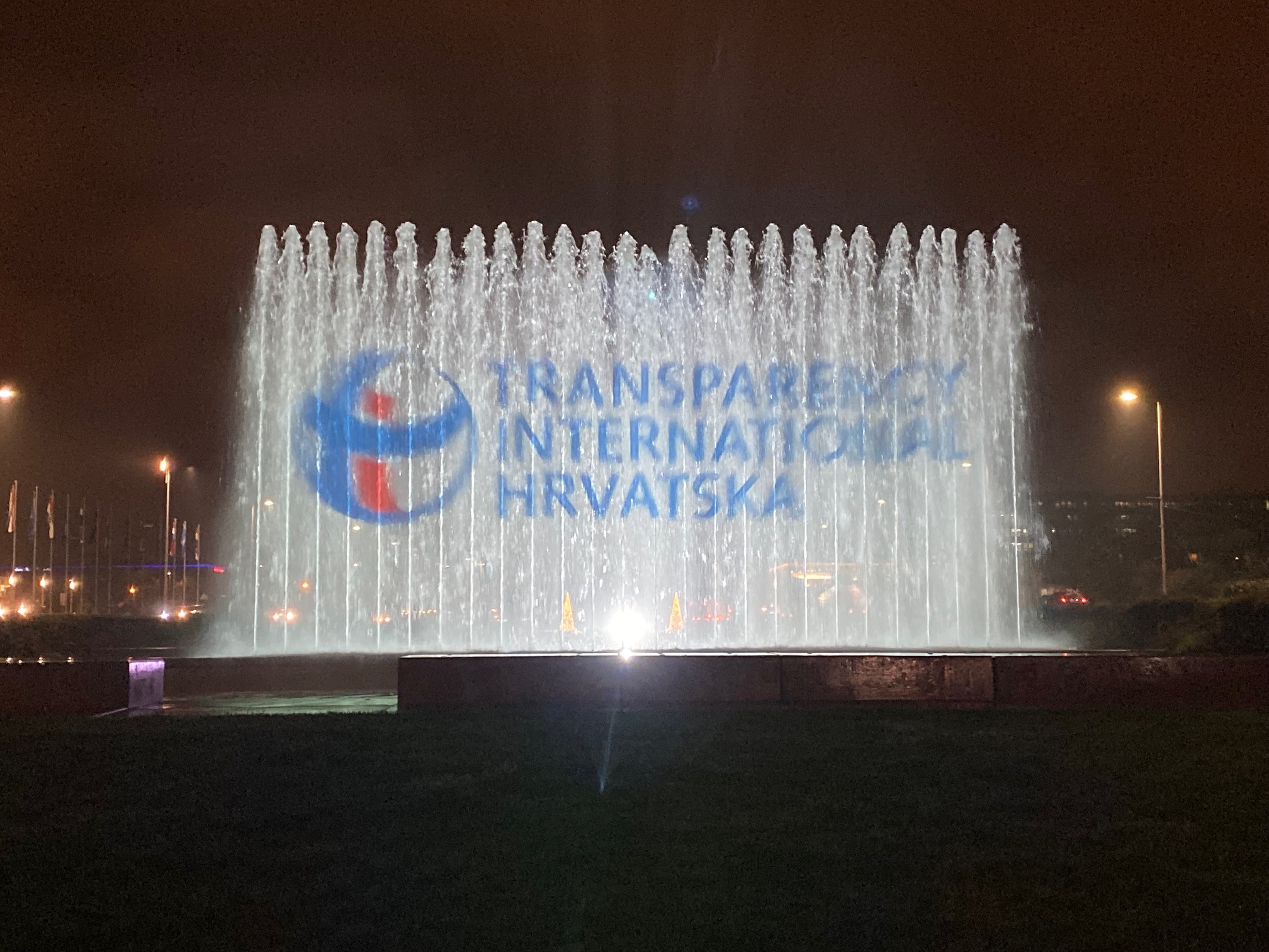 Zagrebačke fontane svijetle našim logom 09.12.